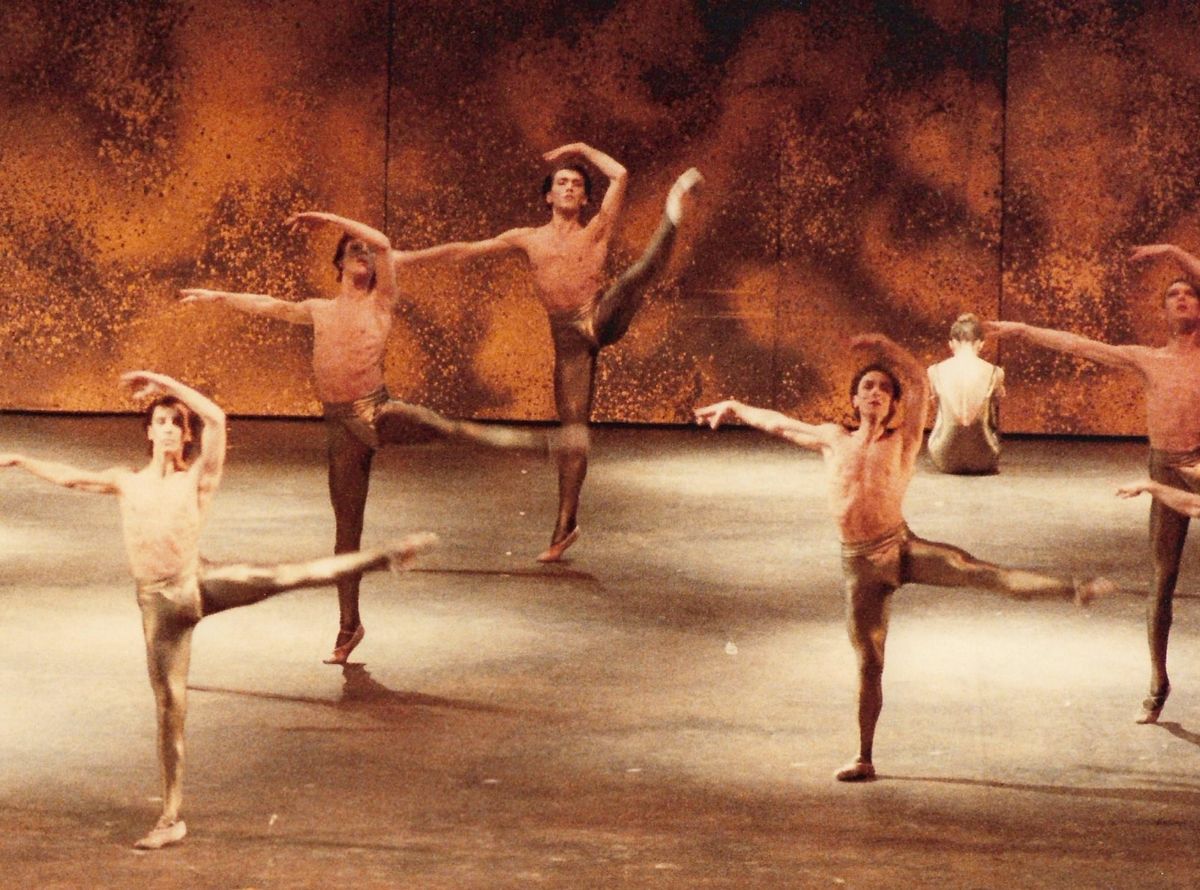 Foto di scena d'archivio: un corpo di ballo maschile in arabesque