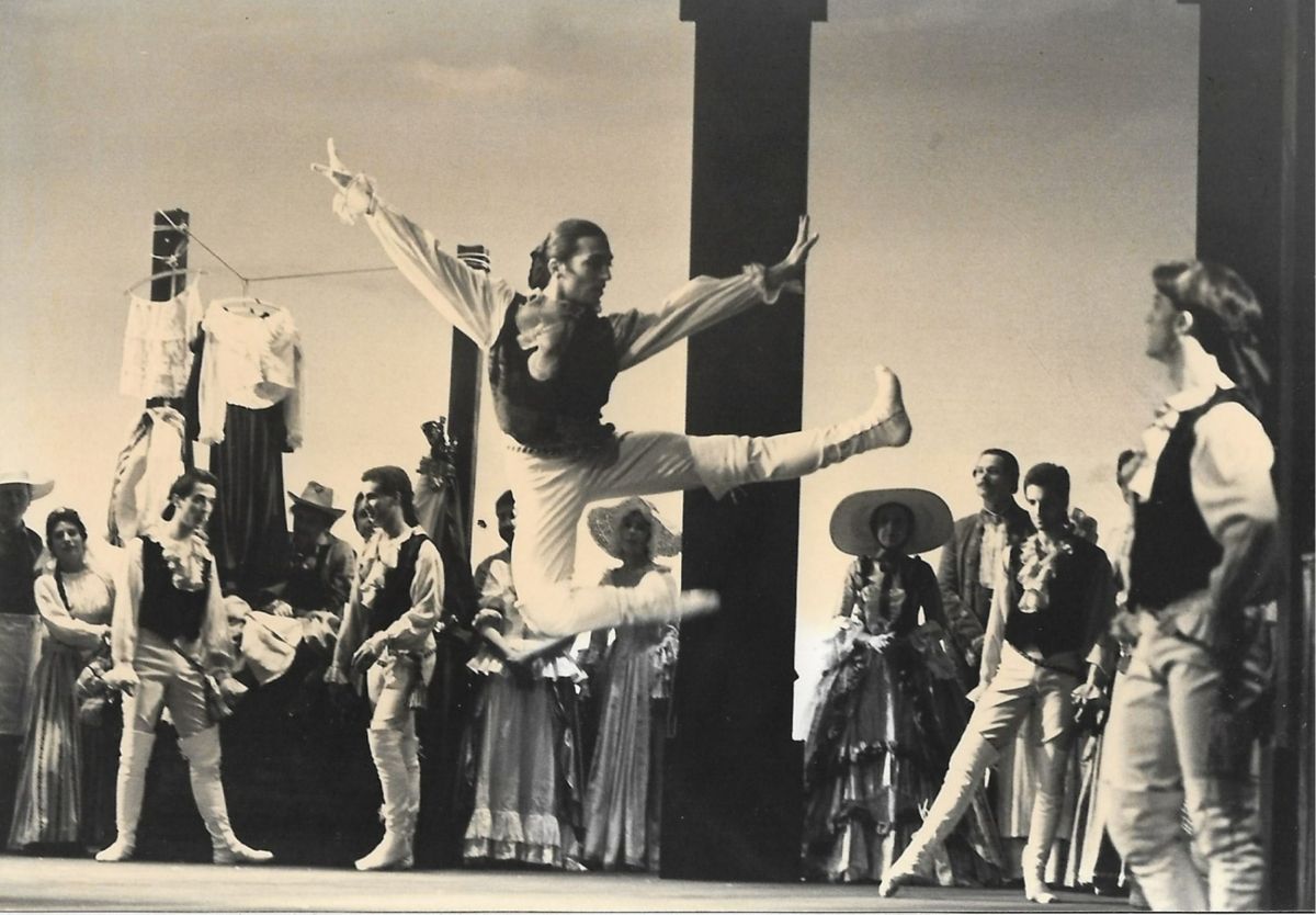 Foto di scena d'archivio in bianco e nero: un danzatore in salto