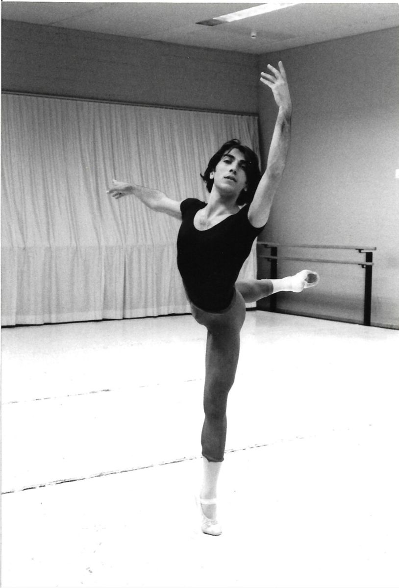 Foto d'archivio in bianco e nero: un danzatore in arabesque in sala prove