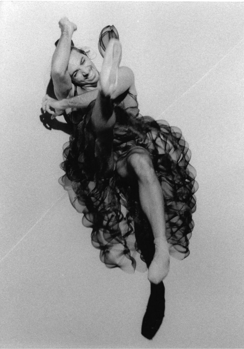 Foto d'archivio in bianco e nero: un danzatore in costume con gonna a balze